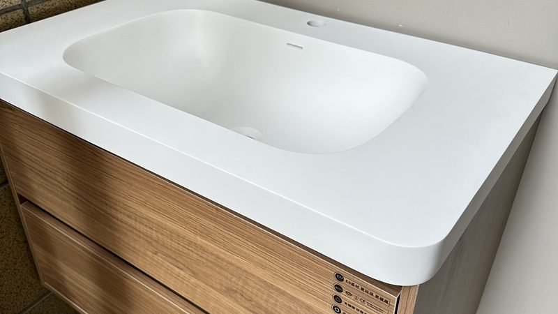 实木浴室柜与PVC浴室柜：材质与品牌选择的奥秘